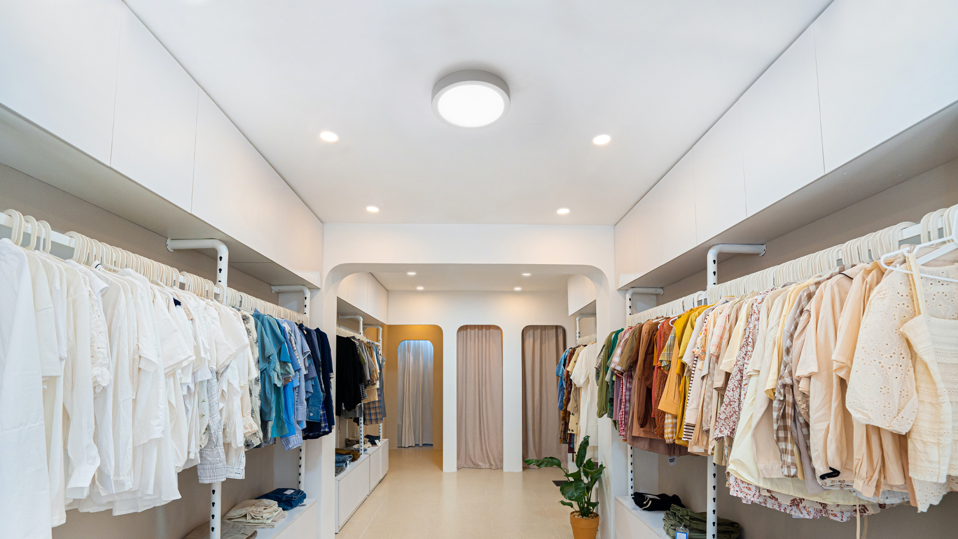 How to light a store: guide to choosing modern lamps
