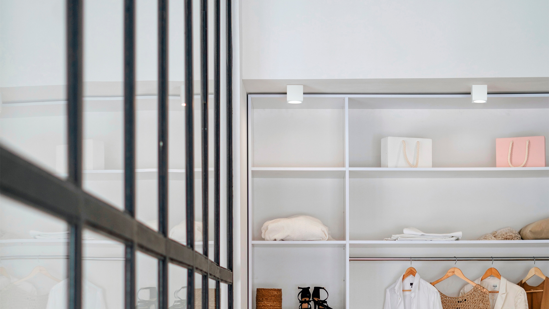 Come illuminare una cabina armadio con stile