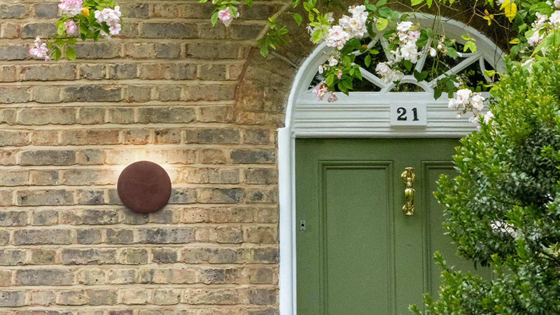 How to light a stone wall: design ideas with LED lamps