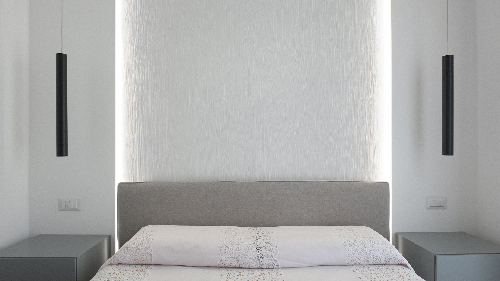 How to light the bedroom: some practical tips