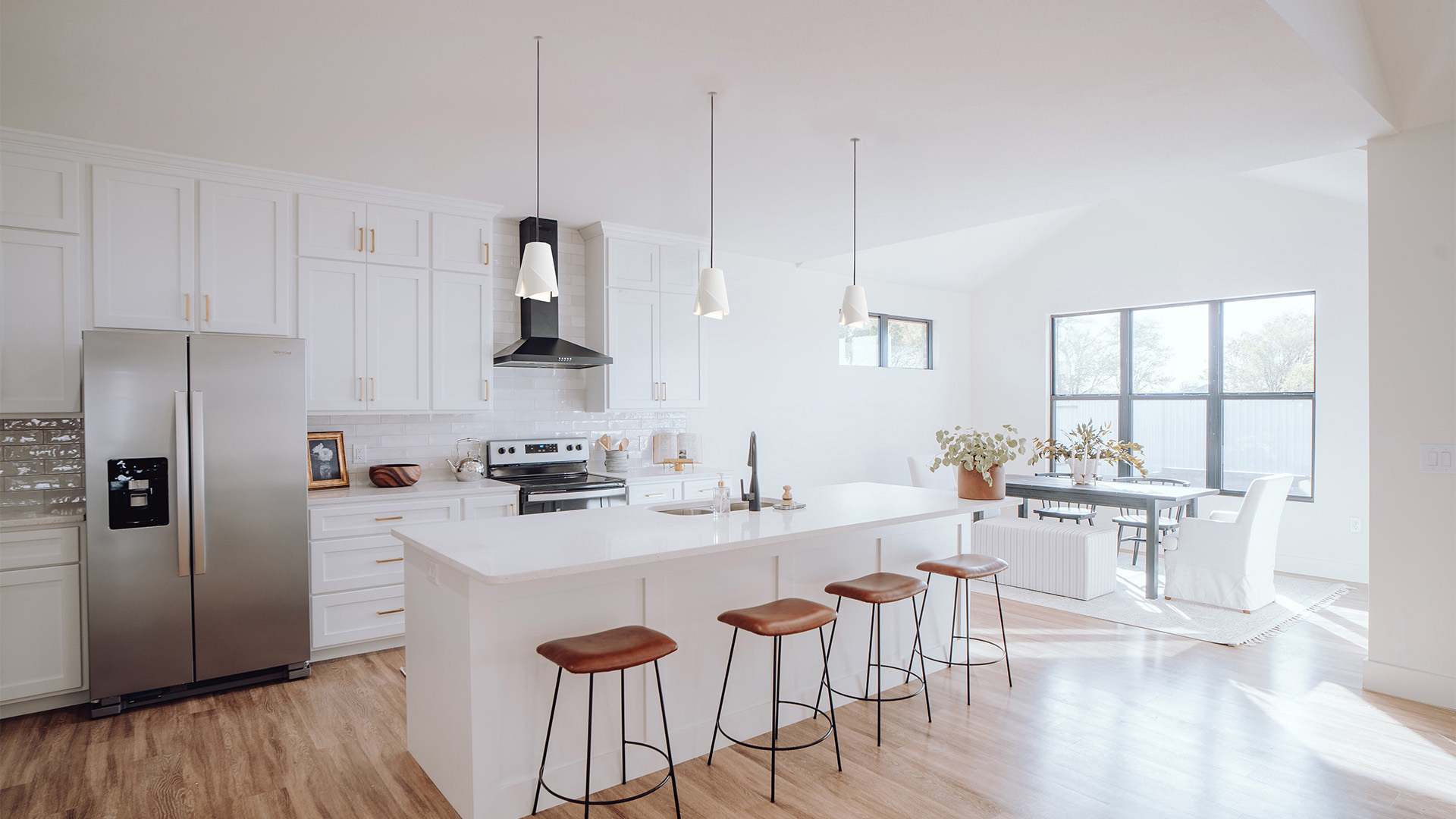 Come illuminare un tavolo da pranzo: idee e lampade a sospensione di design